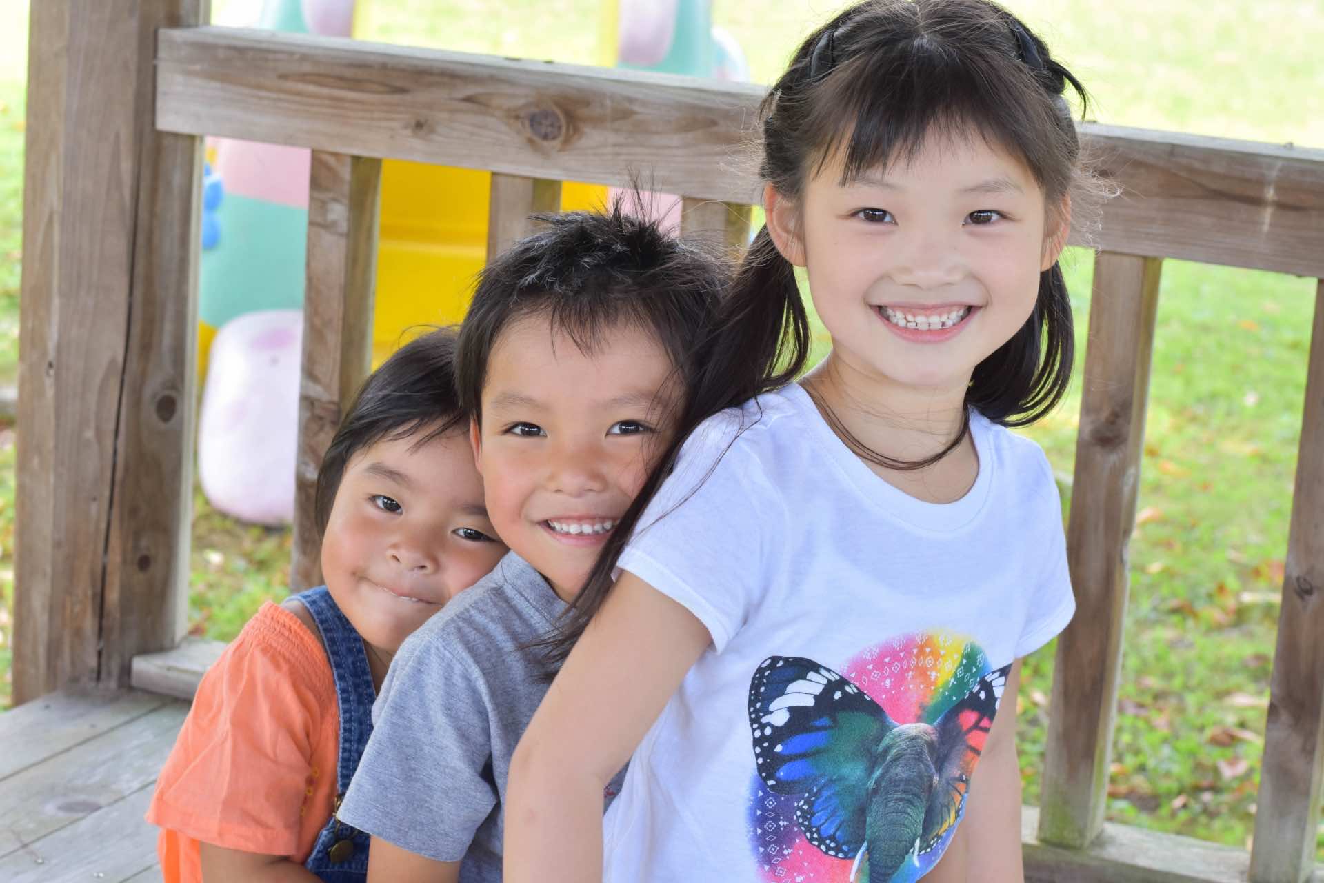 3人でくっついて笑顔を見せる子どもたち