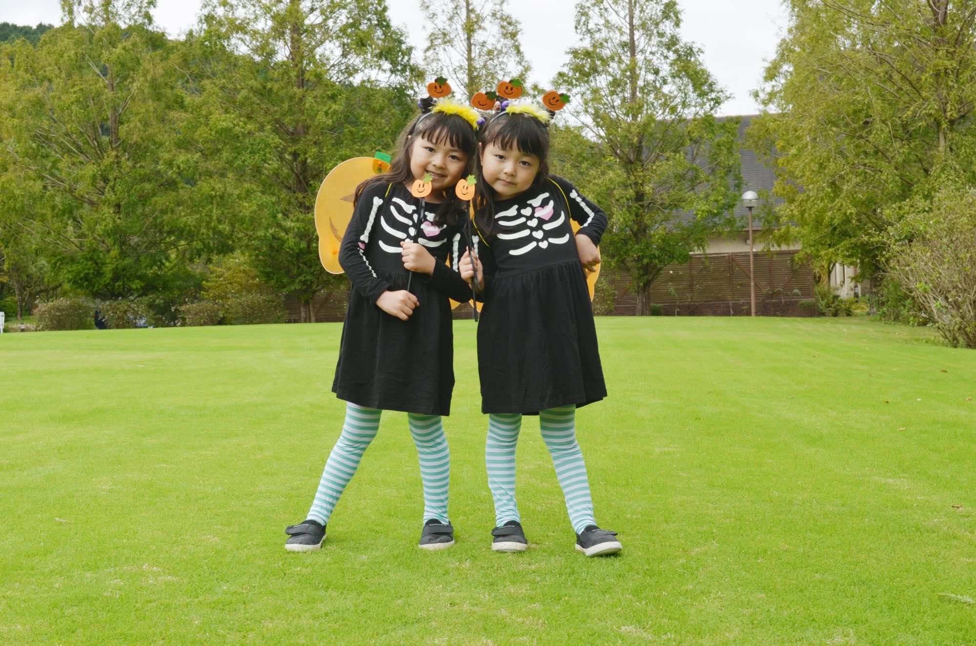ハロウィンコスプレをしてポーズする2人の女の子