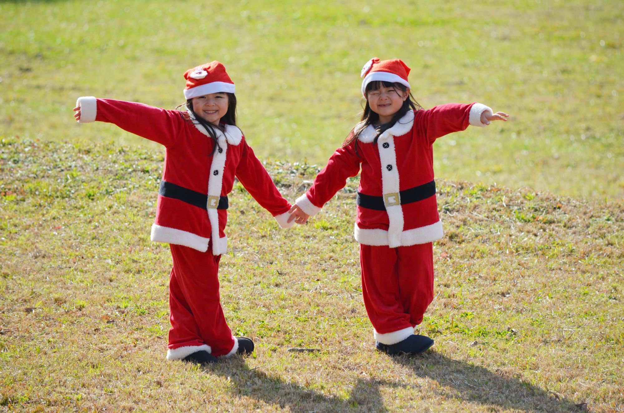 サンタの服を着てポーズする2人の女の子