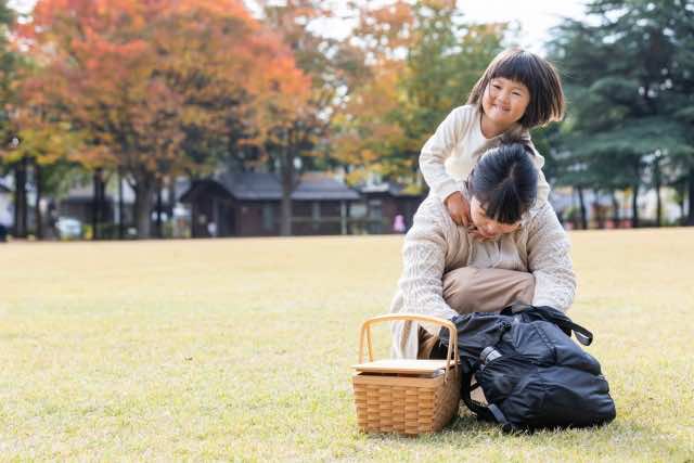 ママの背中に乗ろうとする女の子