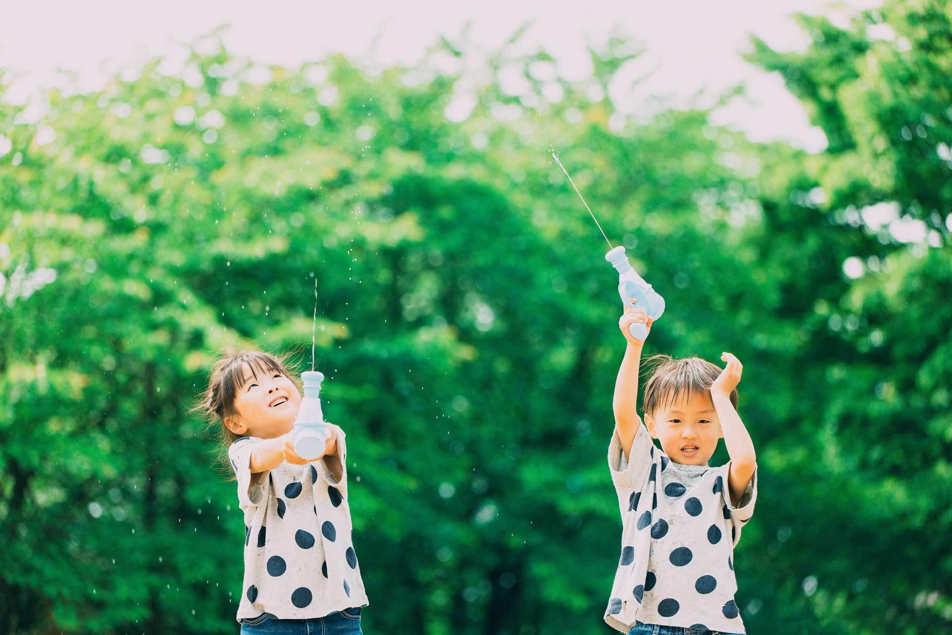 水鉄砲で遊ぶの男の子